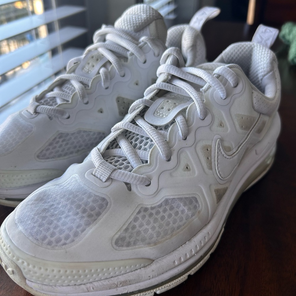 Nike shoes. Nike Sneakers. White shoes. Youth shoes, Women’s shoes.